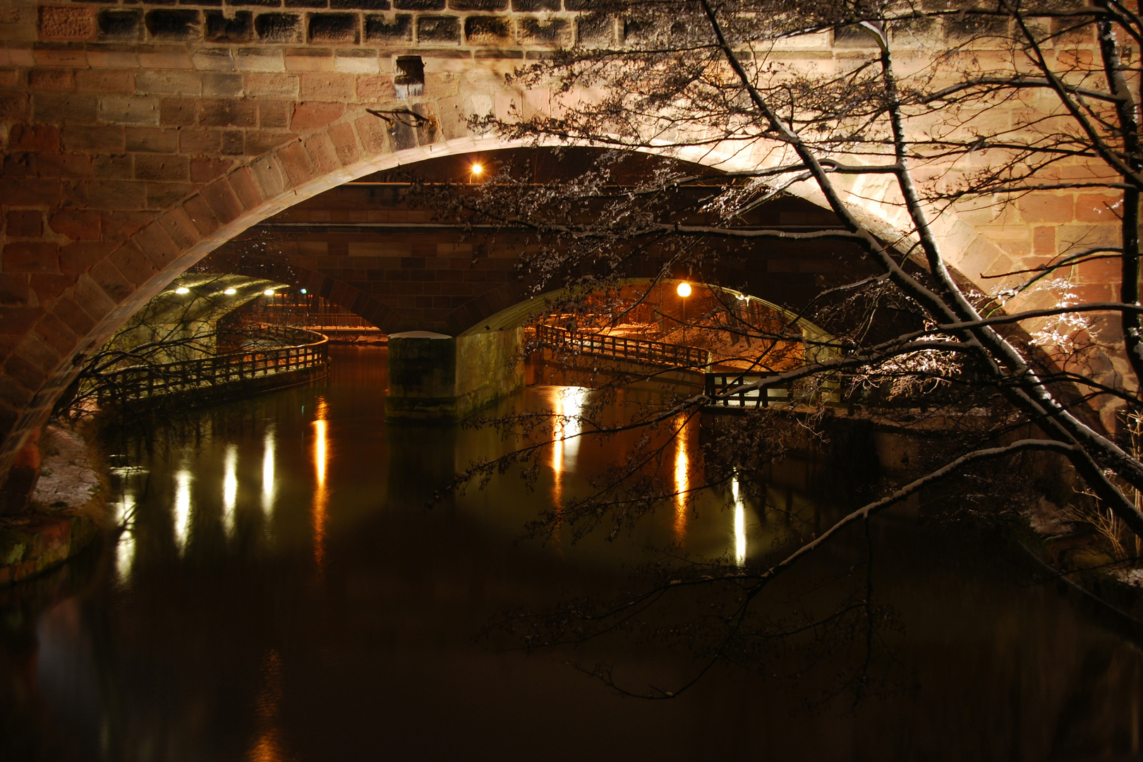 Eine Brücke am Fluss