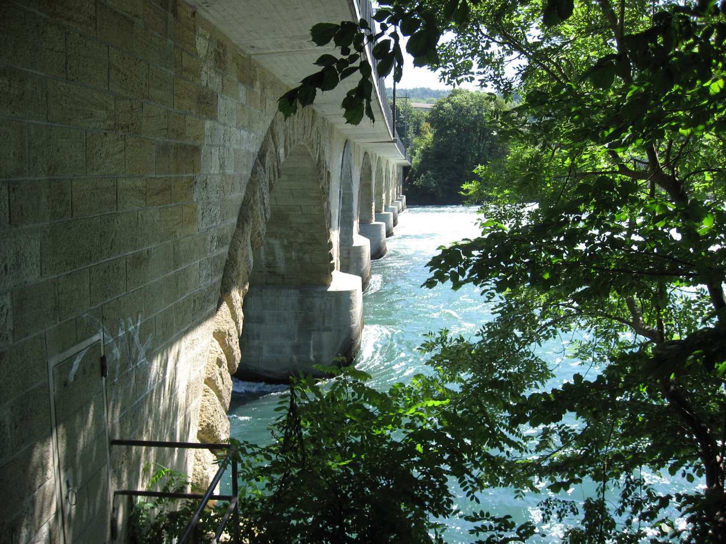 eine Brücke am Rhein