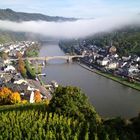 eine Brücke aus Stein und eine Brücke aus Wolken