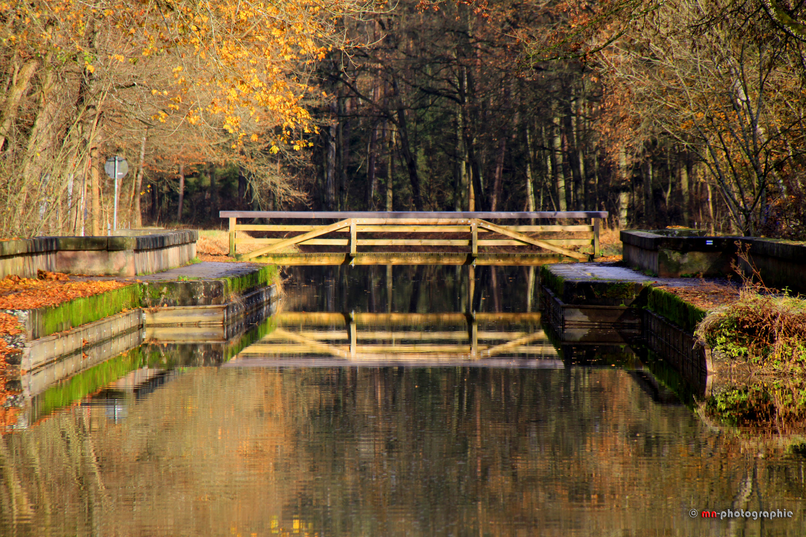 Eine Brücke des Ludwigskanal im Herbst