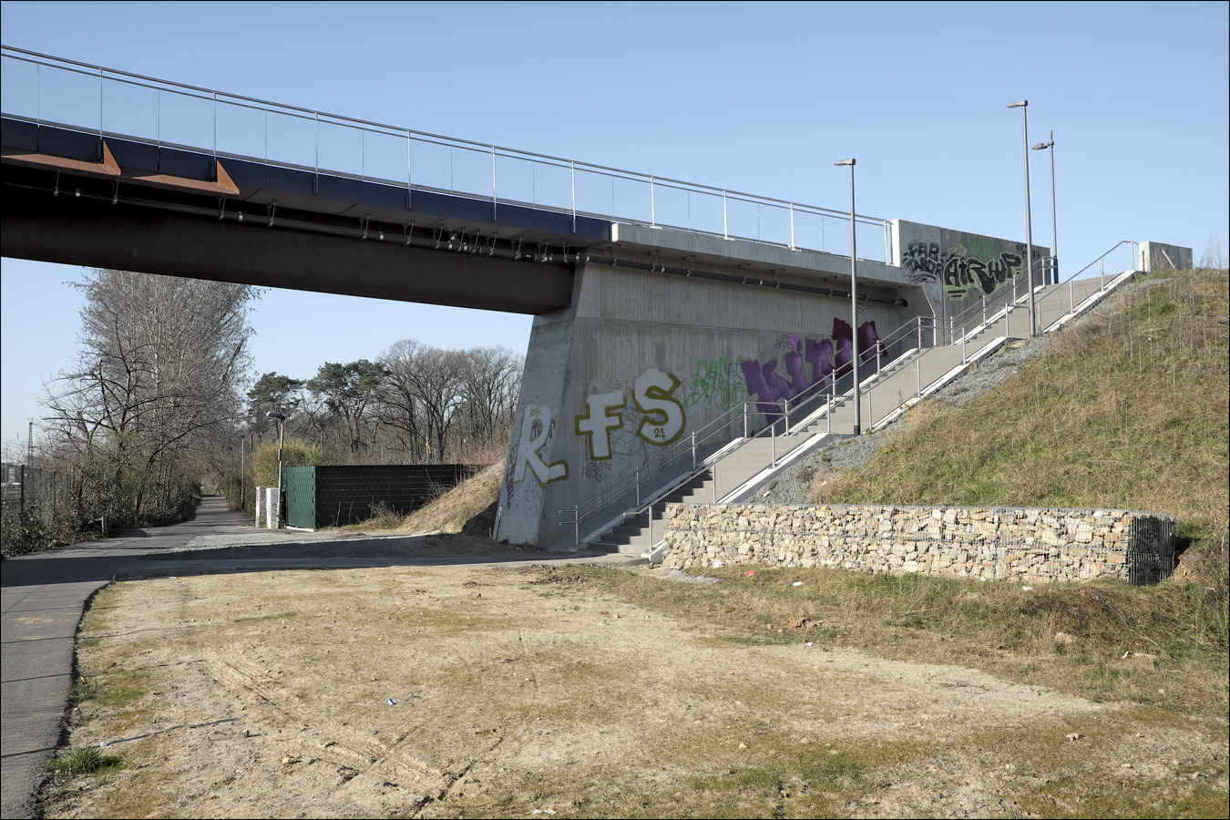 eine Brücke, eine Treppe und ein kleiner Wald