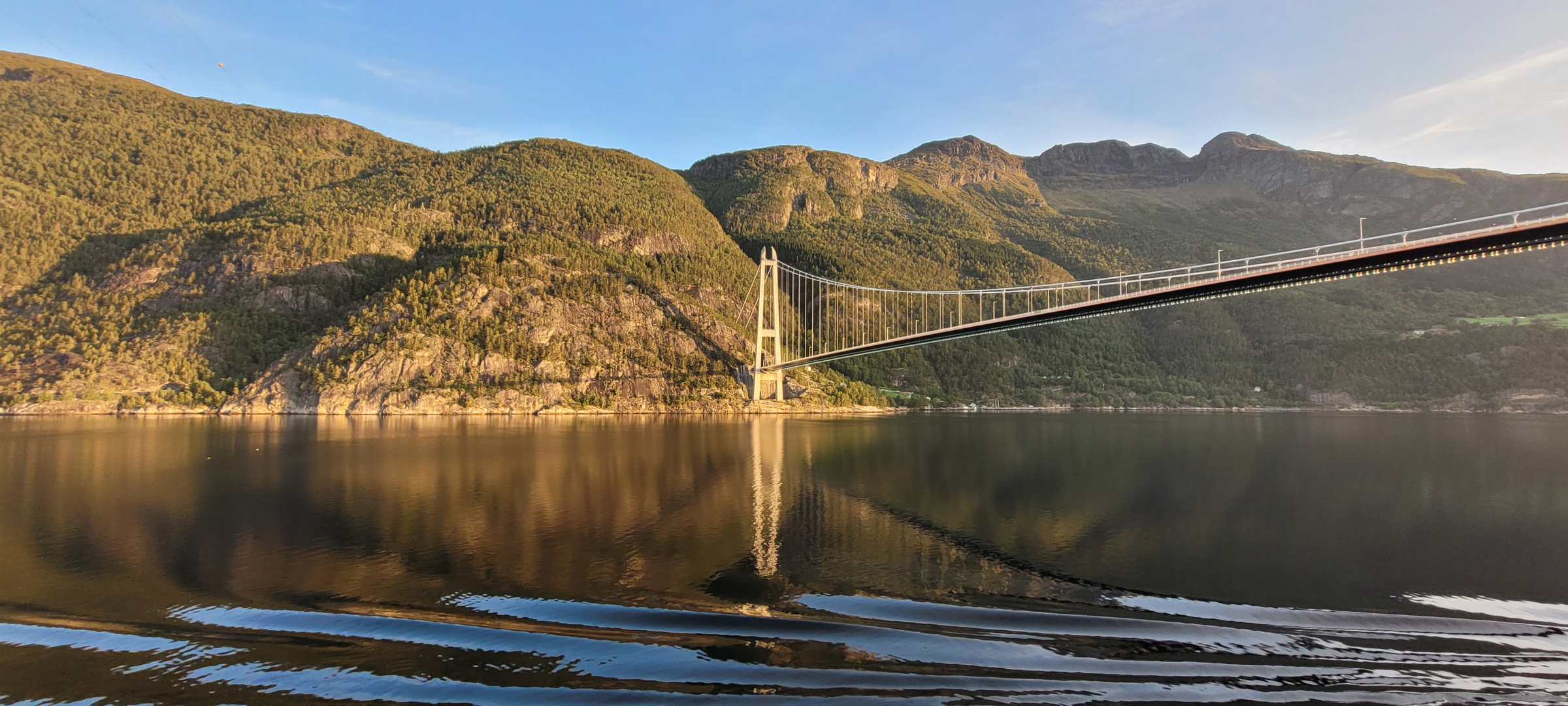 Eine Brücke im Fjord