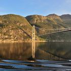 Eine Brücke im Fjord