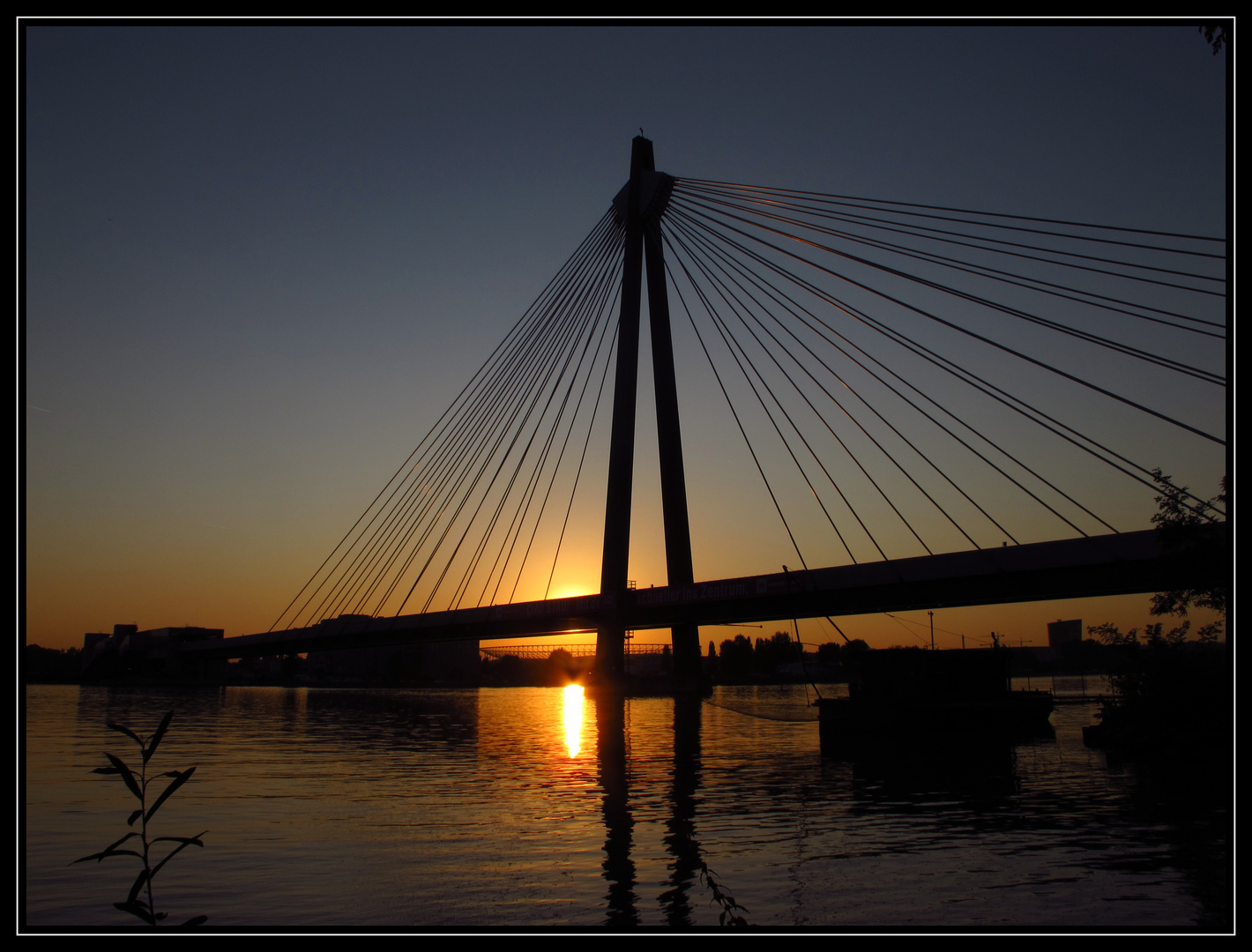Eine Brücke im späten Licht