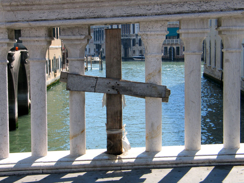 Eine Brücke in Venedig - Notdürftig repariert!