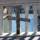 Eine Brücke in Venedig - Notdürftig repariert!