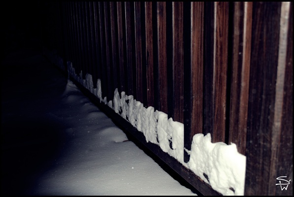 Eine Brücke mit Schnee bedeckt