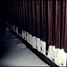 Eine Brücke mit Schnee bedeckt