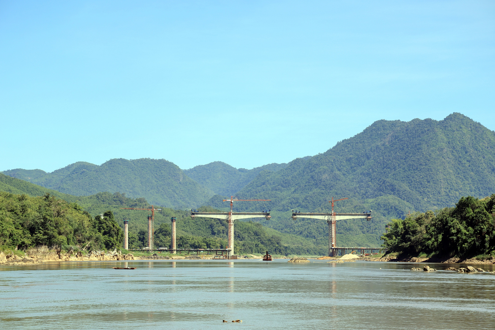 Eine Brücke über den Mekong entsteht