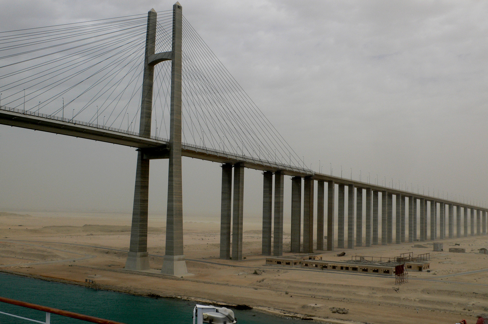 Eine Brücke über den Suez-Kanal