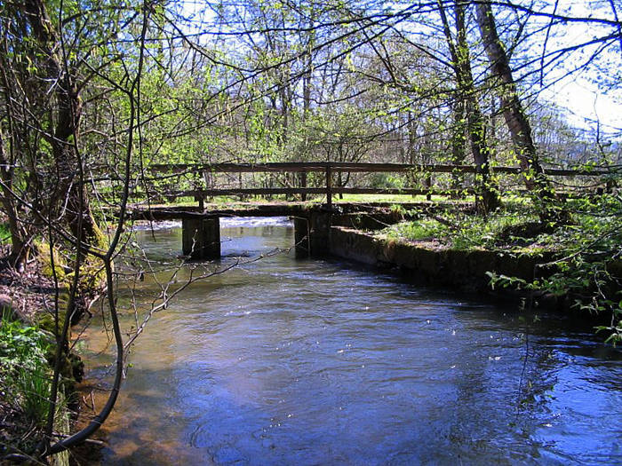 Eine Brücke über die Jossa im Spessart