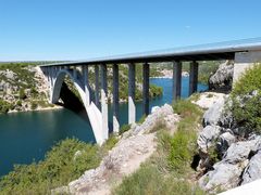 eine Brücke über die Krka