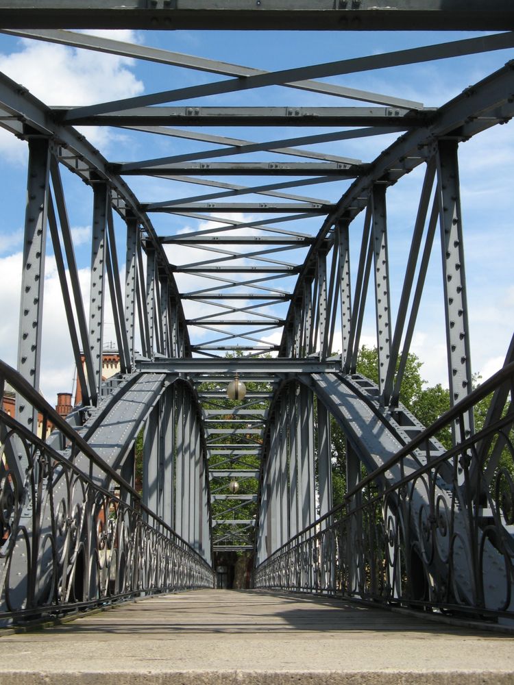 Eine Brücke verbindet...