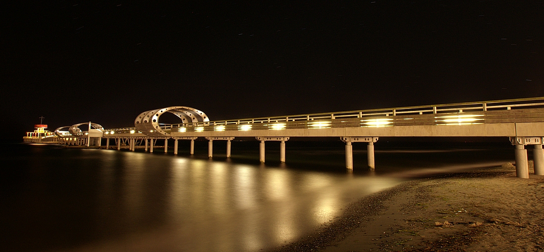 Eine Brücke verläuft ins Dunkle