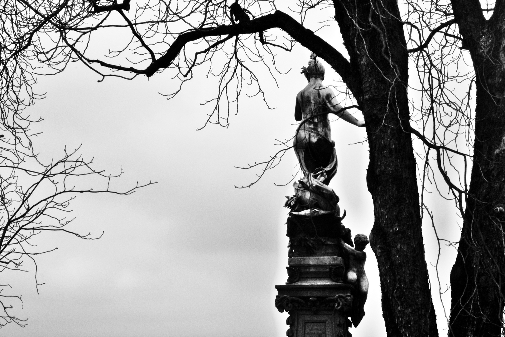 eine Brunnenfigur am Eugensplatz die den Blick auf die Stadt ohne Hüllen geniesst