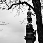 eine Brunnenfigur am Eugensplatz die den Blick auf die Stadt ohne Hüllen geniesst