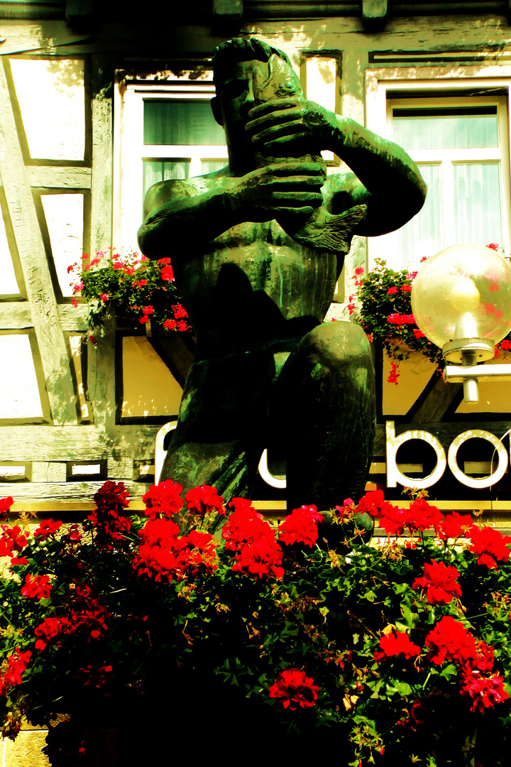 eine Brunnenfigur  in  Marbach