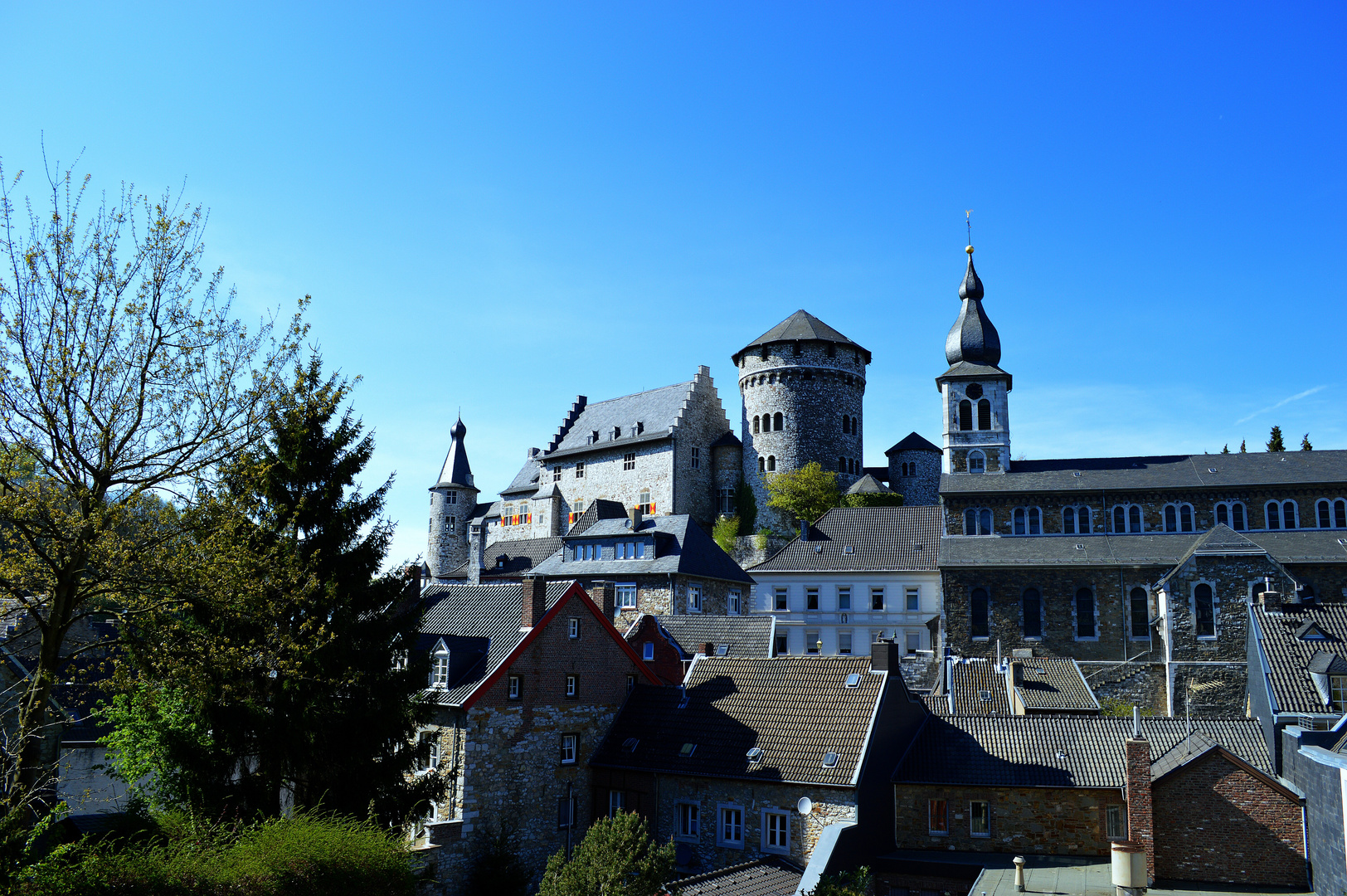 Eine Burg über den Dächern der Altstadt