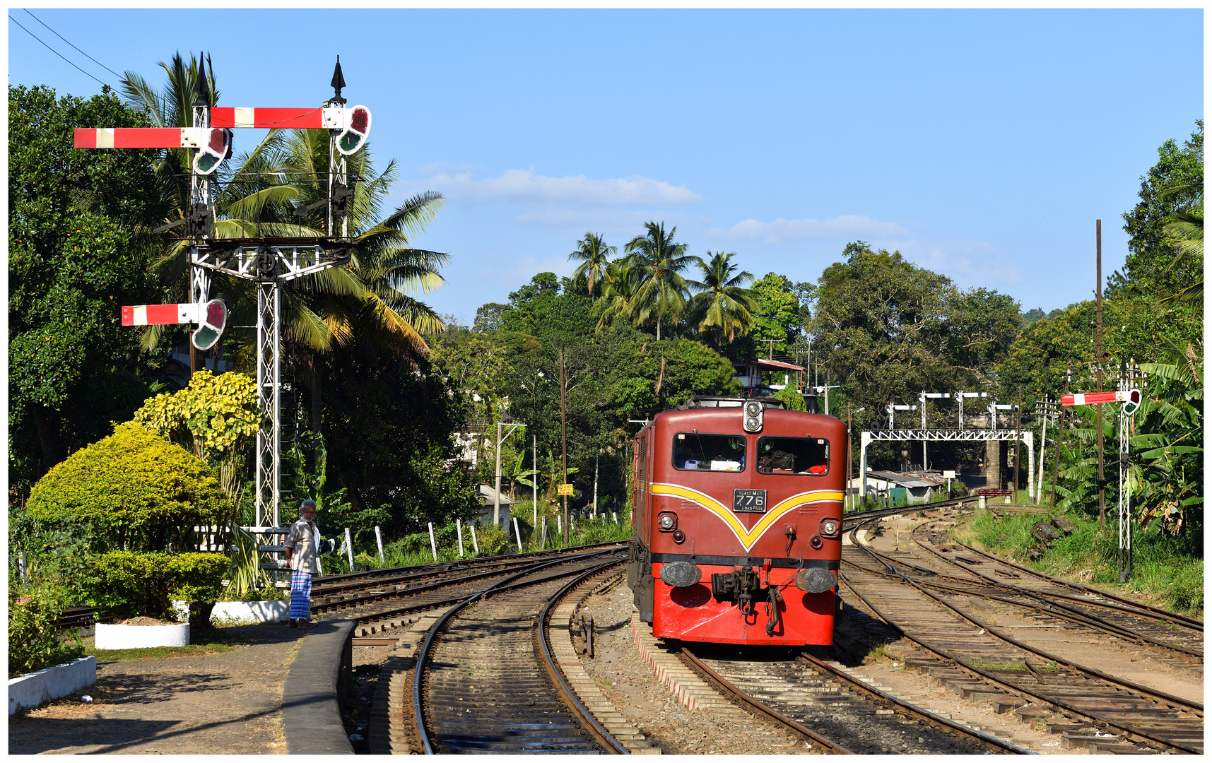 Eine "Cat" rangiert  in Peradeniya