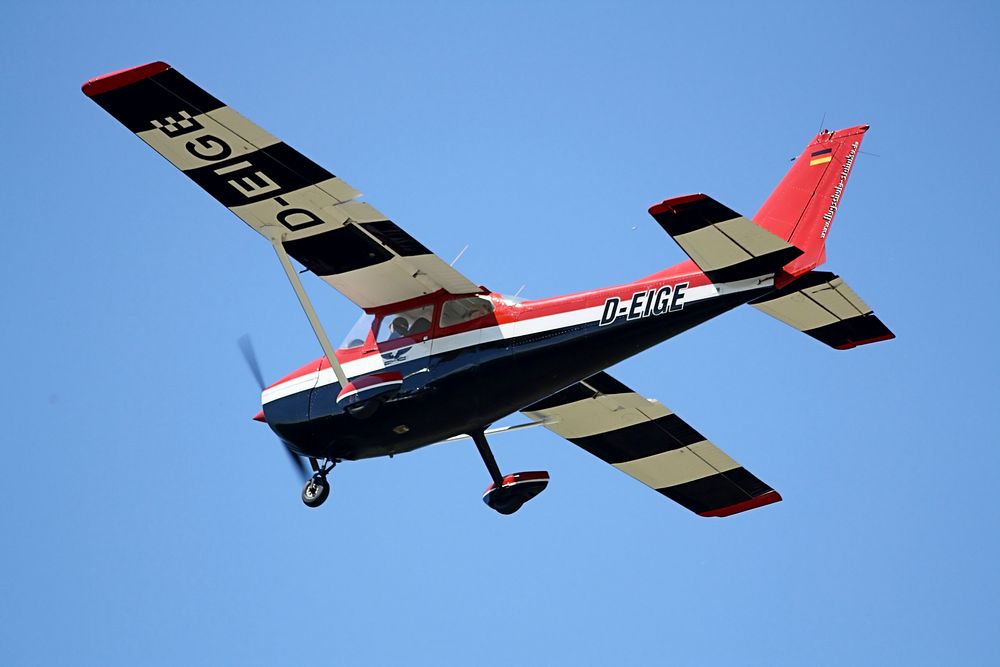 Eine Cessna über dem Aiport Böhlen