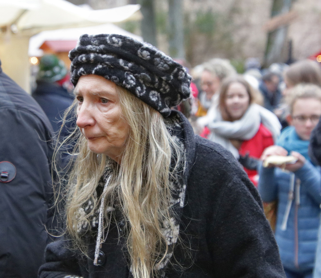 Eine Dame auf dem Weihnachtsmarkt.