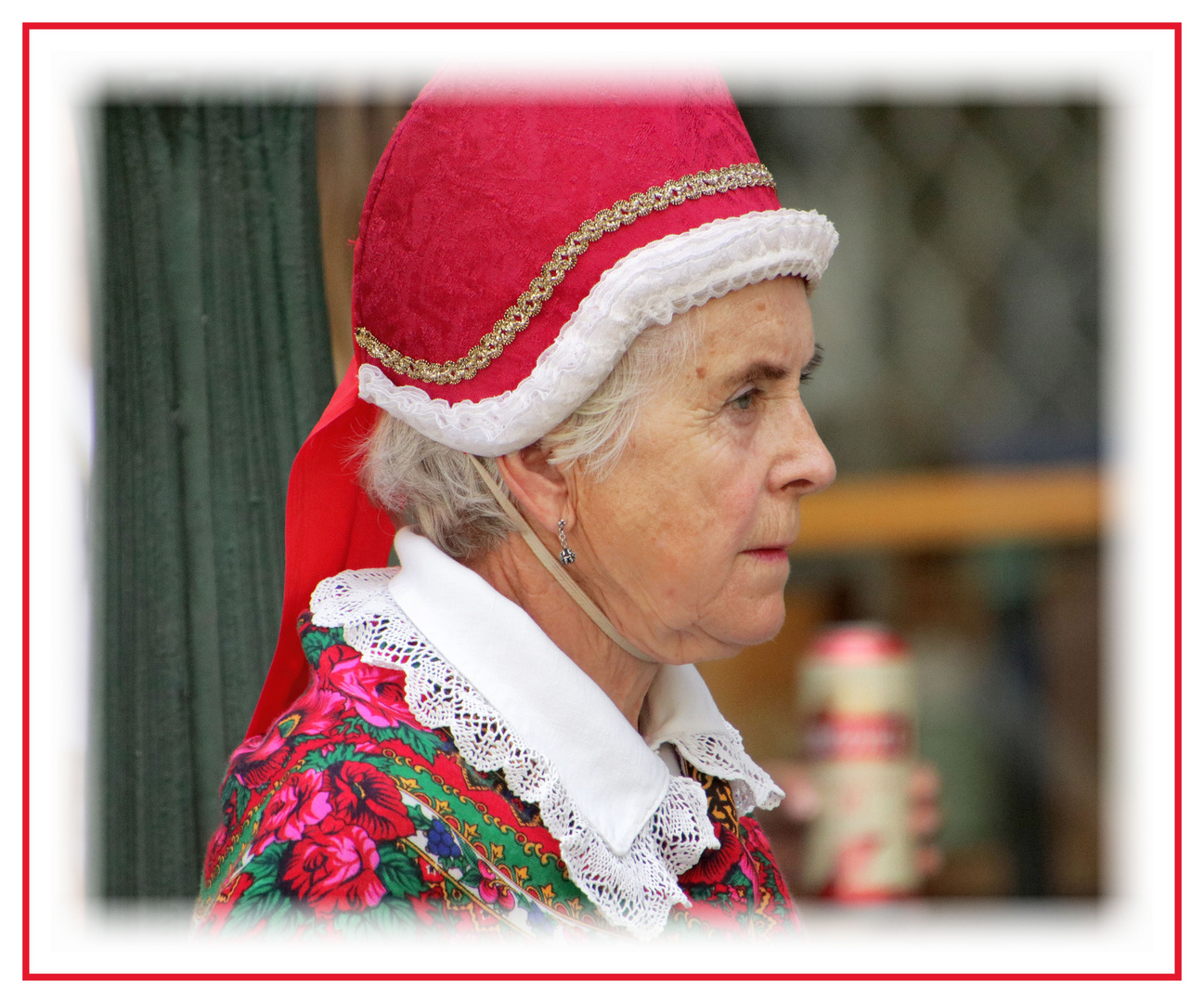 Eine Dame in traditioneller Tracht.