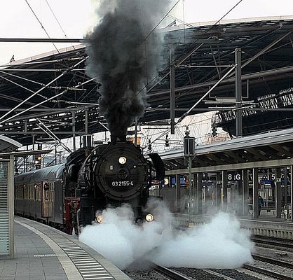 Eine Dampfmaschine .