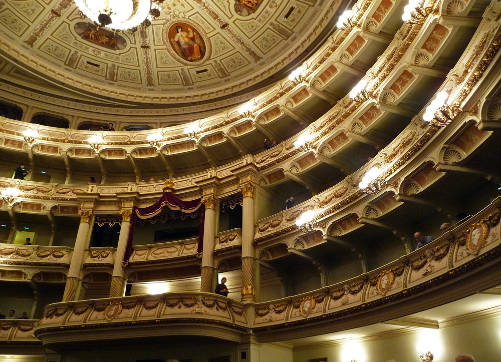 ...eine Dauerkarte in der Semperoper