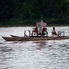 eine der berühmten mopedfähren im süden, laos 2010