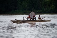 eine der berühmten mopedfähren im süden, laos 2010