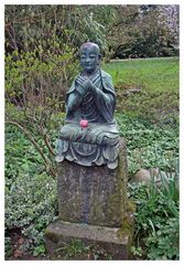 eine der Buddha-Skulpturen im japanischen Garten in Leverkusen I