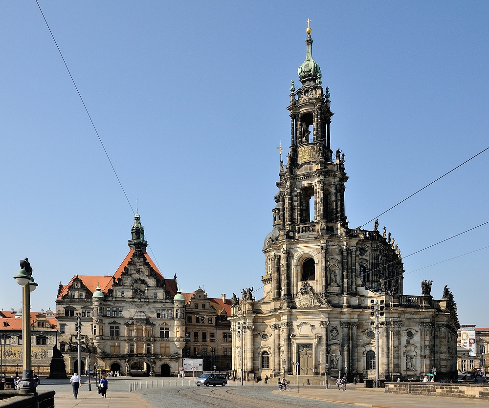 Eine der größten Kirchen Sachsens ist die katholische Hofkirche zu Dresden...