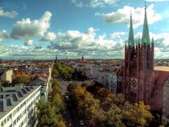 Eine der Hauptverkehrsadern Kreuzbergs (in Ost-West-Richtung)