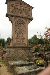 Eine der imposantesten Stehlen auf dem Friedhof in Nürnberg