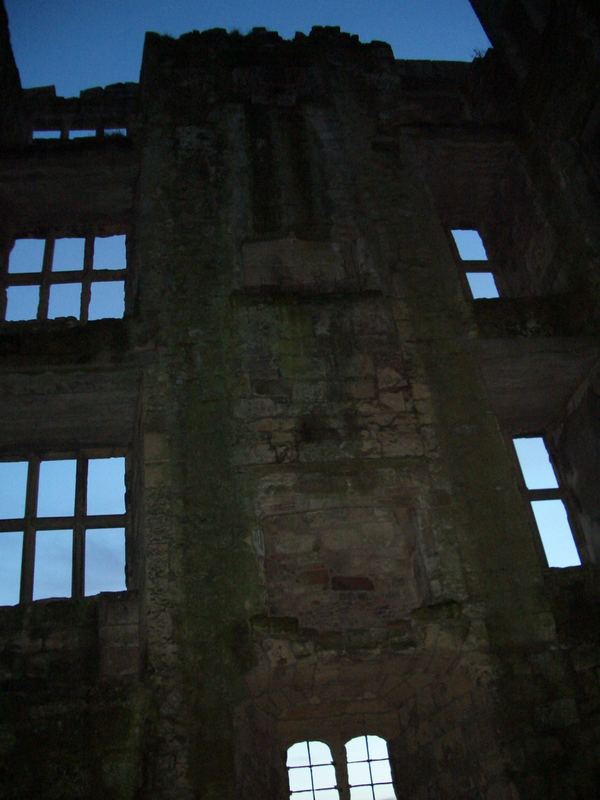 Eine der noch erhaltenen Fassaden des Helmslay Castles