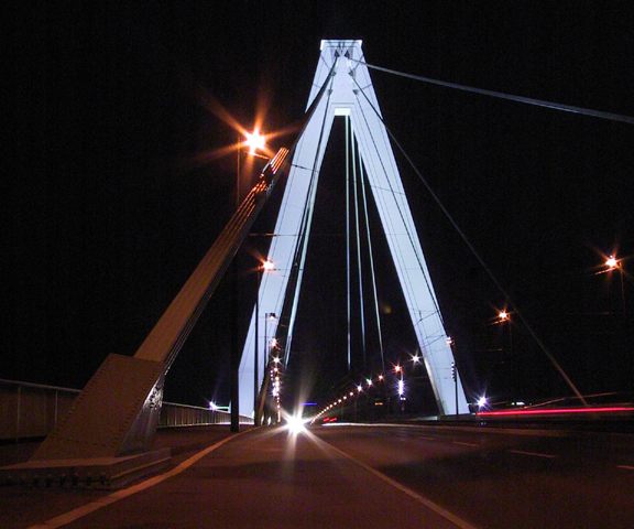 Eine der schönsten Brücken bei Nacht