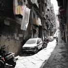 Eine der schönsten Straßen des historischen Zentrums von Neapel.