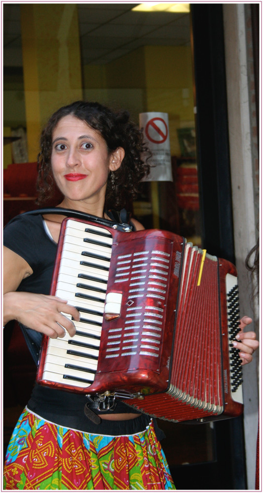 Eine der TrizziRiDonna bei dem Buskerfestival in Ferrara