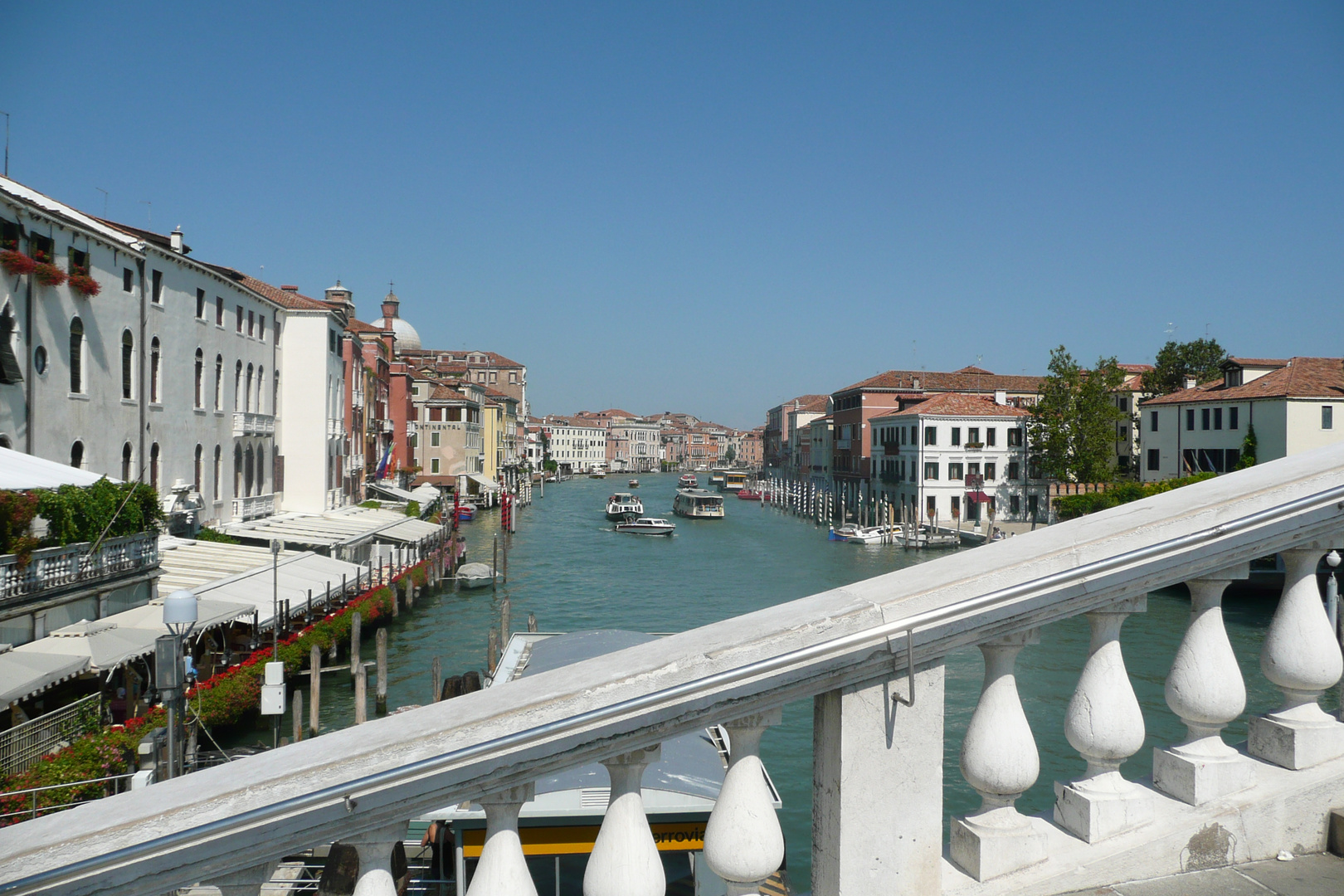 Eine der unzähligen Brücken von Venedig