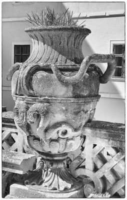 Eine der Vasen .....