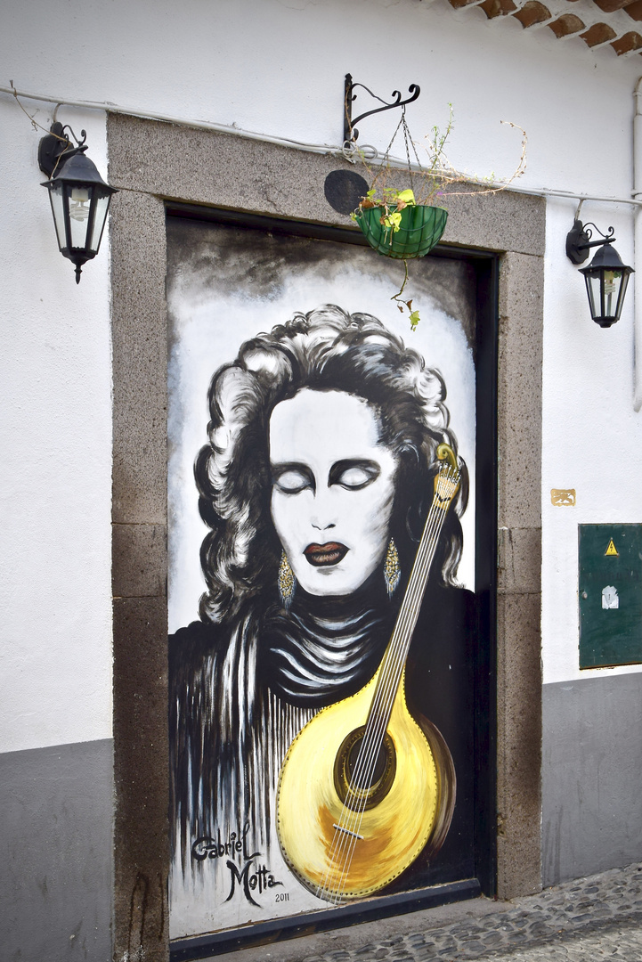 Eine der vielen bemalten Türen in den Gassen von Funchal
