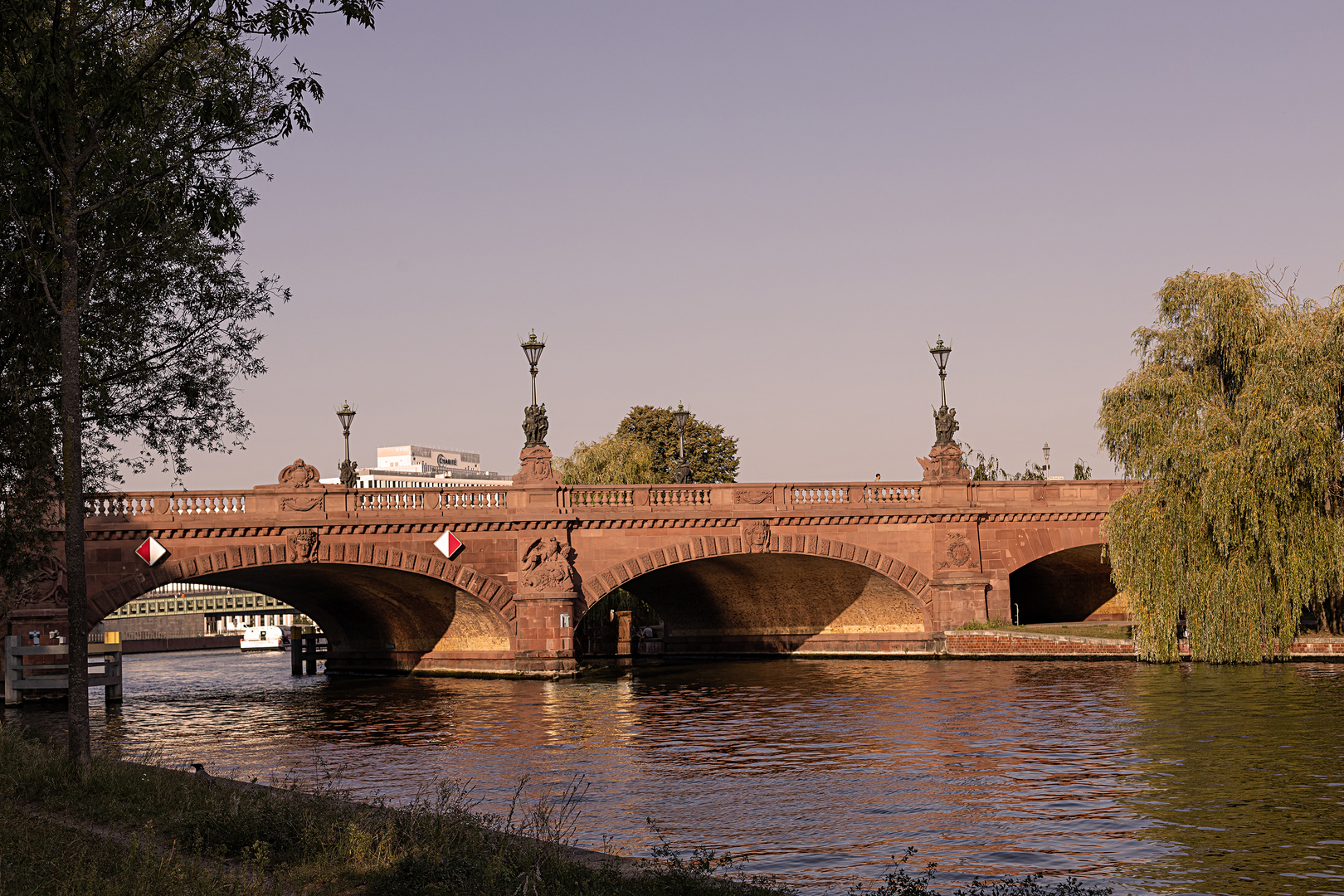 Eine der vielen Brücken über der Spree