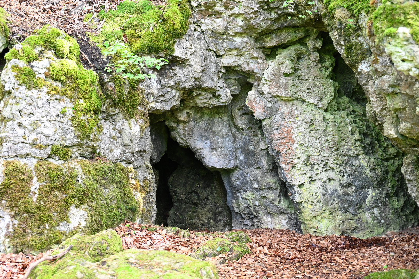 Eine der vielen kleinen Höhlen