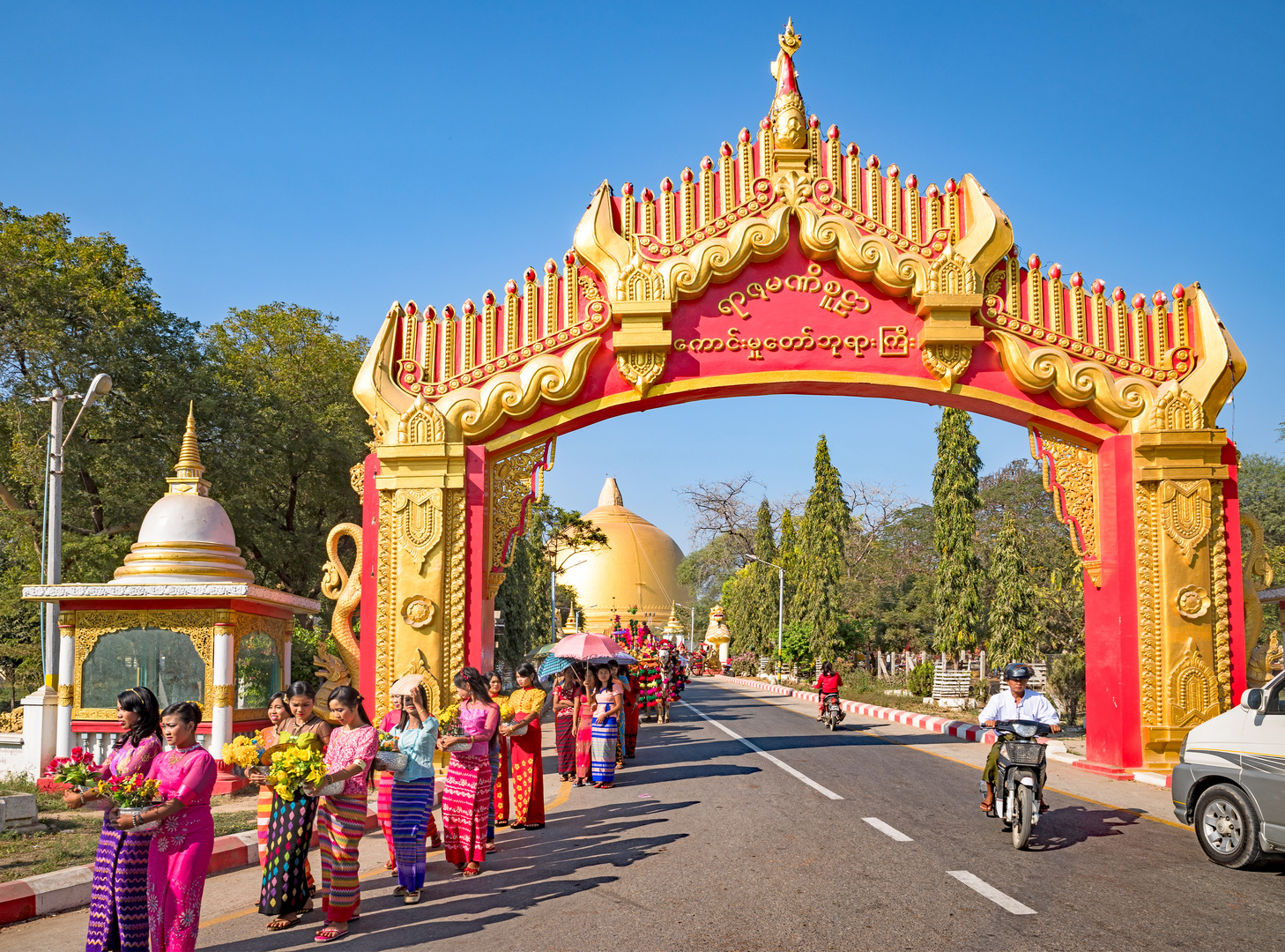 Eine der vielen Prozessionen in Myanmar