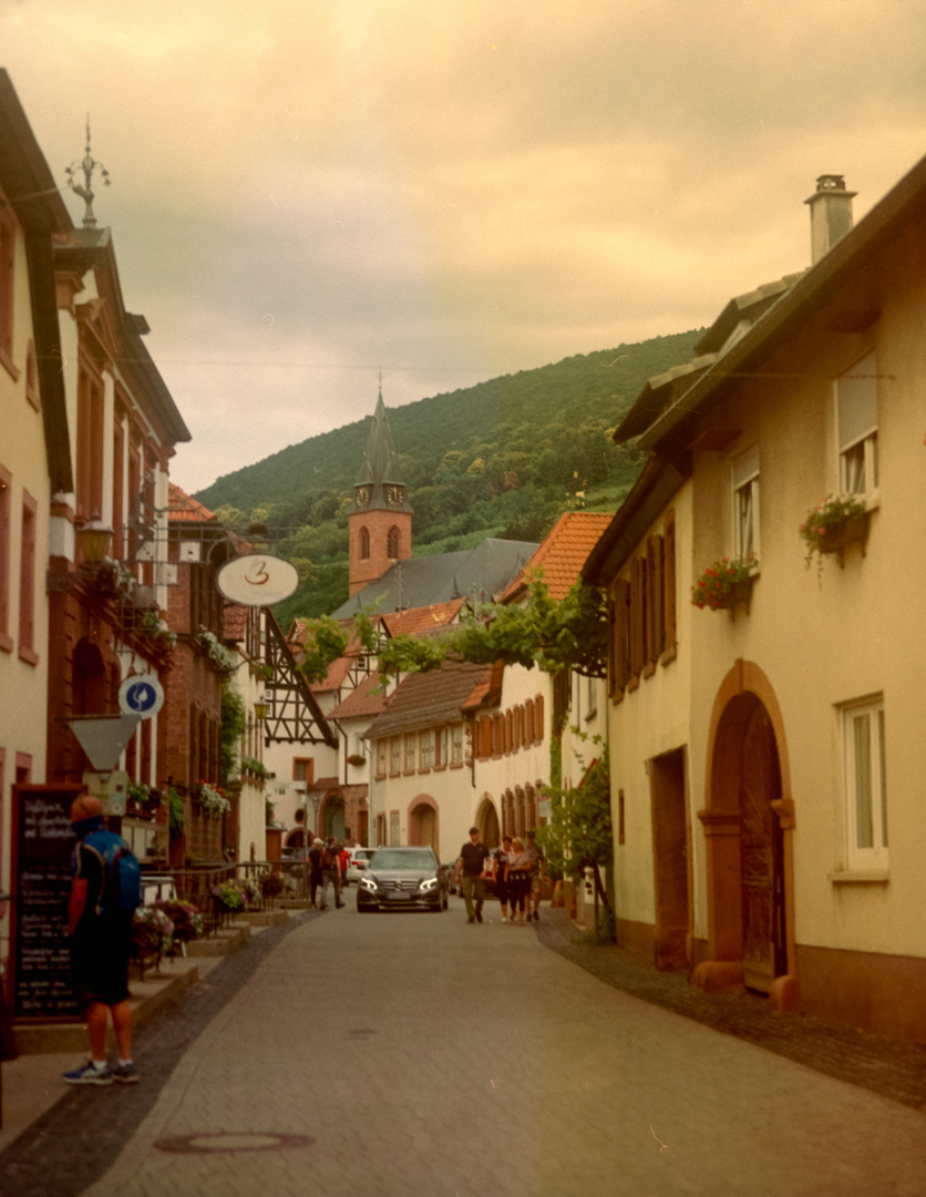 Eine der Weinstraßen & Pfarrkirche St. Martin - colour - Sankt Martin 2020