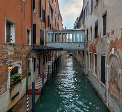 Eine der "wenigen" Brücken in Venedig