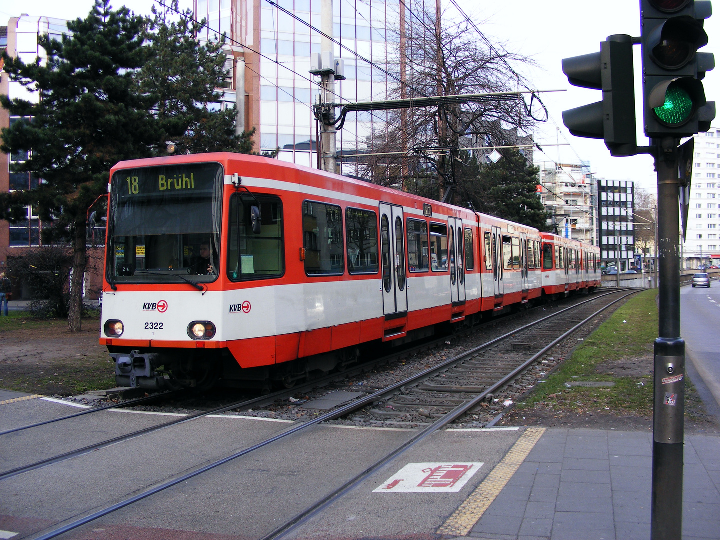 Eine Doppeltraktion aus Stadtbahnwagen B der dritten Generation am Barbarossaplatz in Köln.