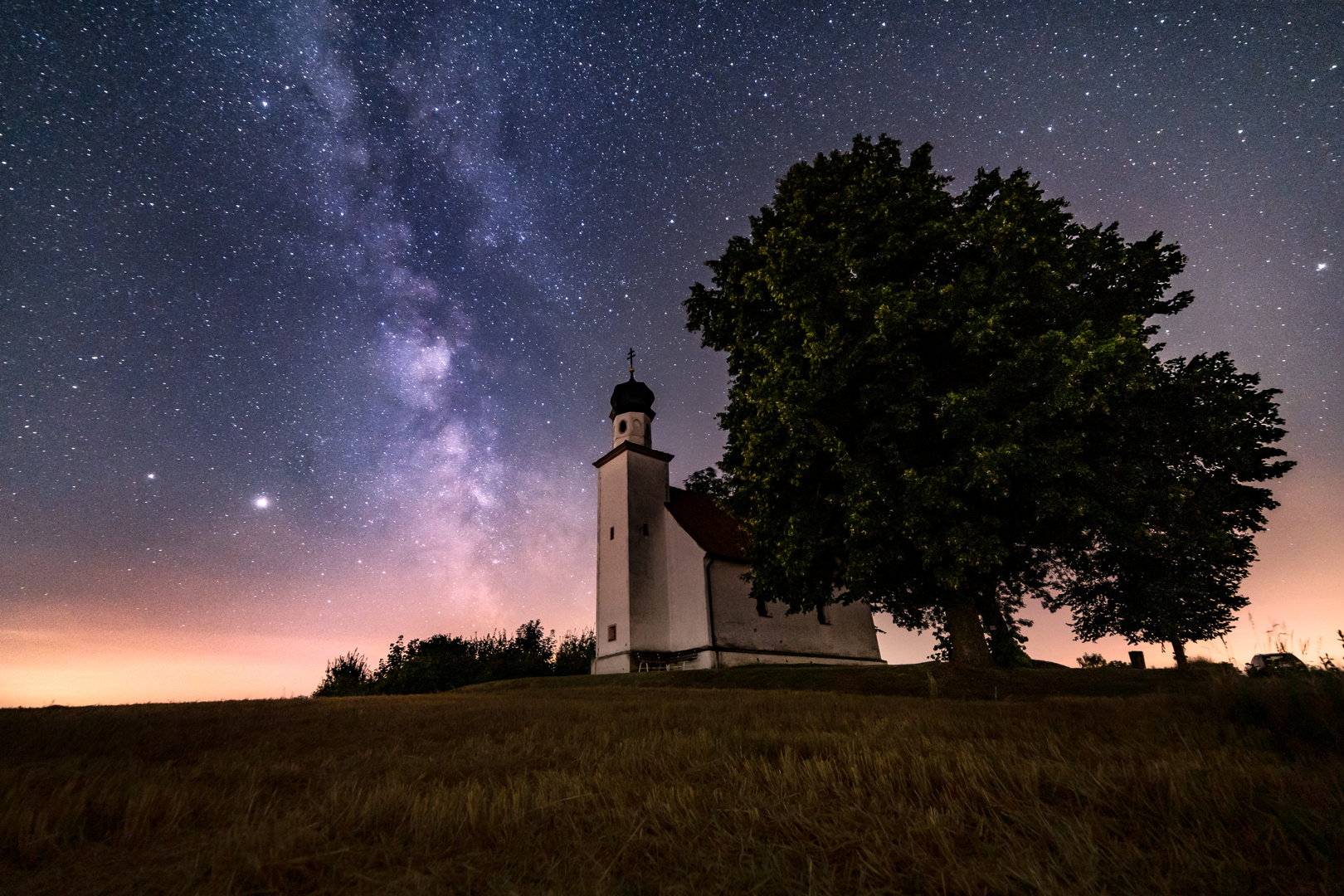 Eine Dorfkapelle bei Nacht in Bayern