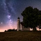 Eine Dorfkapelle bei Nacht in Bayern