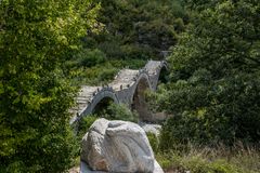 eine Dreibogenbrücke in Nordgriechenland